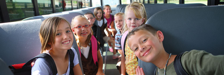 Groupe de scolaires dans un bus